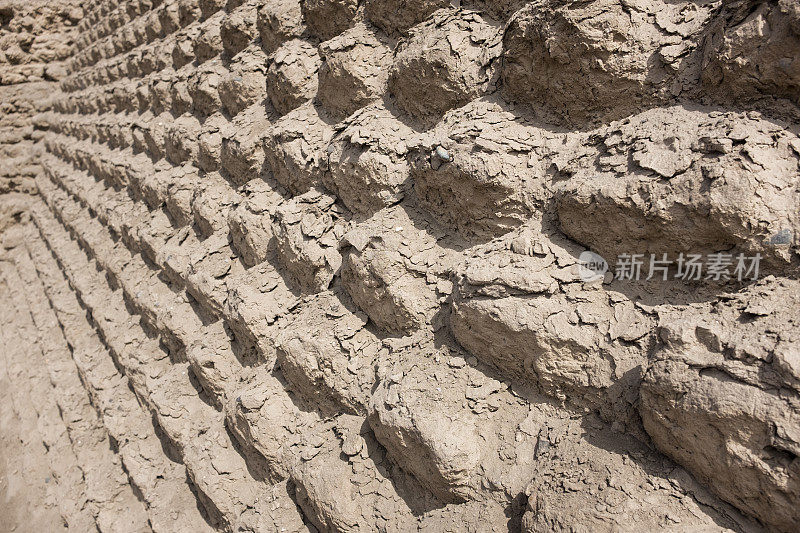 秘鲁利马Huaca Huallamarca土坯墙的特写